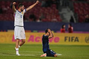 フランスのエリアス･ジダンが勝利を喜ぶ中、ぼう然とする日本の高岡(AP)