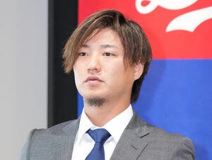 球団事務所を訪れ取材に応じる佐藤(撮影･森本幸一)