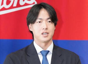 球団事務所を訪れ取材に応じる梅津(撮影･森本幸一)