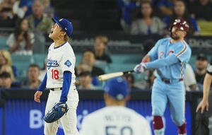 地区シリーズ･ドジャース対フィリーズ　4回表フィリーズ無死、シュワバーにソロ本塁打を打たれ、叫ぶ山本(撮影･菅敏)