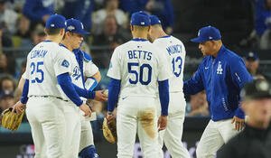 地区シリーズ･ドジャース対フィリーズ　5回表フィリーズ無死一、二塁、ロバーツ監督(右端)にボールを手渡し、降板する山本(撮影･菅敏)