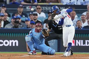 フィリーズ戦1回に三塁打を放つドジャース･ベッツ(AP)