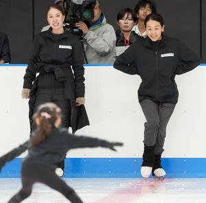 生徒の動きをみる浅田氏。左は松田アシスタントディレクター(撮影･たえ見朱実)