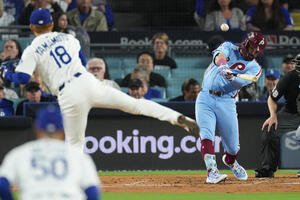 フィリーズのカイル･シュワバー(右)は4回、山本由伸から同点ソロ本塁打を放つ(AP)