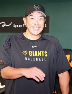 報道陣と笑顔で話す巨人阿部監督(撮影･浅見桂子)