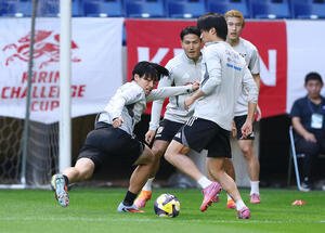 パラグアイ戦に向け公式練習に臨む上田(左)ら(撮影･前田充)