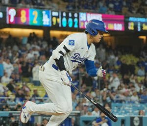 地区シリーズ･ドジャース対フィリーズ　9回裏ドジャース2死一、三塁、右飛に倒れ、ゲームセットとする大谷(撮影･菅敏)