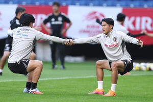 パラグアイ戦に向けた公式練習に臨む渡辺(右)(撮影･前田充)