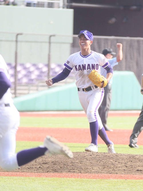 金足農対東海大山形　ラストバッタを抑えガッズポーズをする金足農･武藤(撮影･高橋香奈)