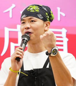 トークイベント｢＃那須川店員ドンキに降臨｣でパンチについて話す那須川(撮影･江口和貴)