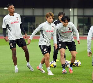 パス回しの練習で軽快な動きを見せる佐野(中央)。右は上田(撮影･たえ見朱実)
