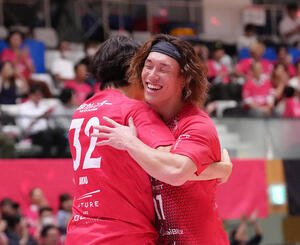 ジークスター東京対大崎オーソル埼玉　大崎オーソル埼玉に勝利し抱き合い喜ぶジークスター東京の泉本(撮影･足立雅史)