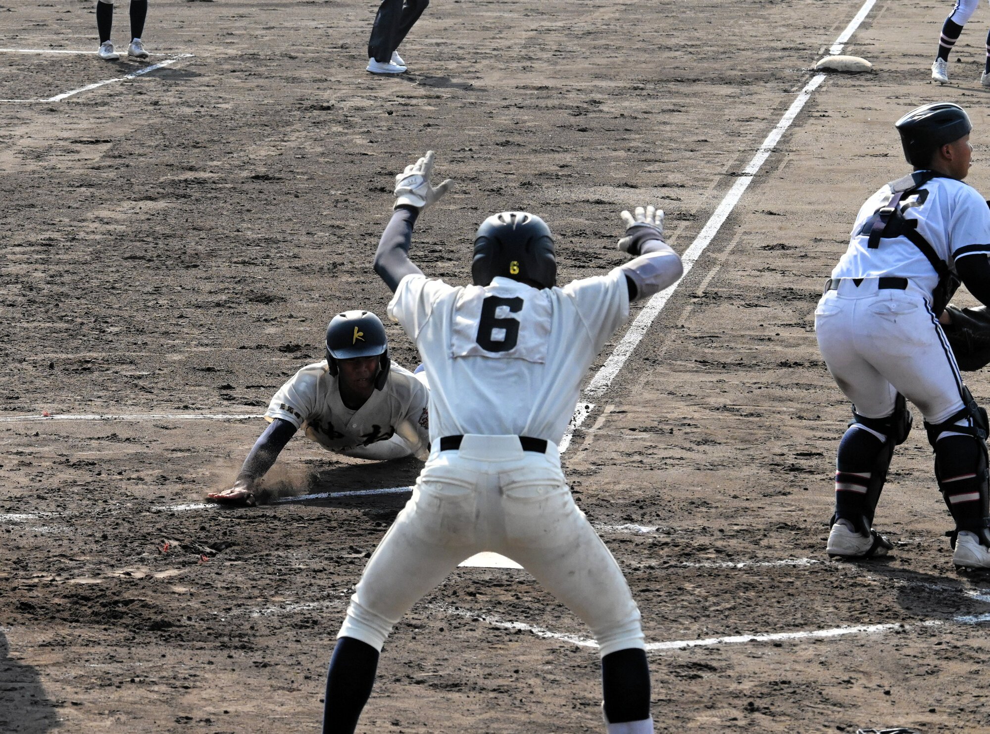 樟南―神村学園　二回裏神村学園、川本の適時打で森友が生還=2025年10月9日午前9時28分、平和リース、井潟克弘撮影