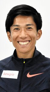 プロ転向に際し、取材に応じる鈴木健吾＝東京都内