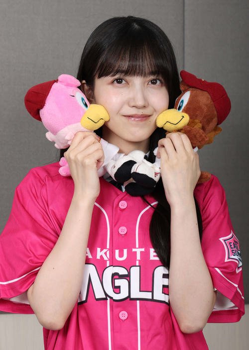 球団マスコットを手にポーズをとる乃木坂46久保史緒里(撮影･丹羽敏通)