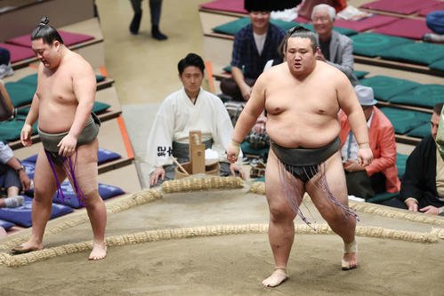 寄り切りで松井(左)を破った吉井(2025年9月撮影)