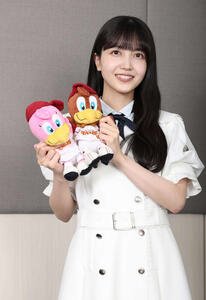 球団マスコットを手にポーズをとる乃木坂46久保史緒里(撮影･丹羽敏通)