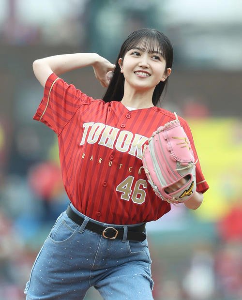 4月、楽天－ロッテ戦でセレモニアルピッチを務める乃木坂46久保史緒里