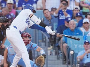 地区シリーズ･ドジャース対フィリーズ　6回裏ドジャース無死、空振りの三振に倒れる大谷撮影･菅敏)