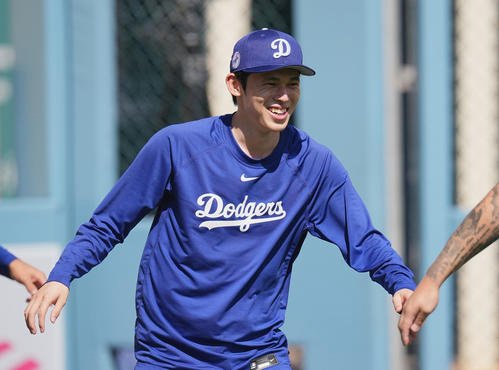 地区シリーズ･ドジャース対フィリーズ　試合前、笑顔でアップをするドジャース佐々木(撮影･菅敏)