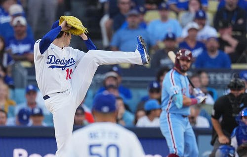 地区シリーズ･ドジャース対フィリーズ　8回から登板し、シュワバーを前に投球する佐々木(撮影･菅敏)