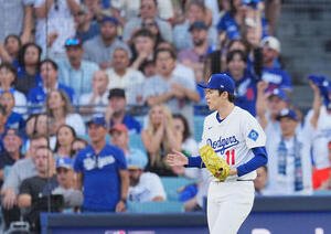 地区シリーズ･ドジャース対フィリーズ　8回から登板し、この回の投球を終えてグラブをたたく佐々木(撮影･菅敏)