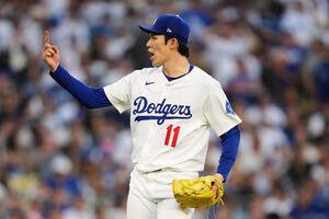 フィリーズ戦の10回、ストットを三振に斬るドジャース佐々木朗希(AP)