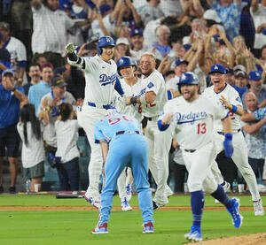 地区シリーズ･ドジャース対フィリーズ　11回、サヨナラでリーグチャンピンシップに進出を決め、喜びを爆発させる大谷(左)(撮影･菅敏)
