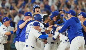 地区シリーズ･ドジャース対フィリーズ　11回、サヨナラでリーグチャンピンシップに進出を決め、歓喜するドジャースナイン(撮影･菅敏)