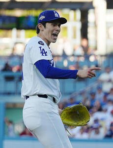 地区シリーズ･ドジャース対フィリーズ　8回に登板し、投球の合間に叫ぶドジャース佐々木(撮影･菅敏)