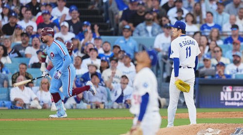 地区シリーズ･ドジャース対フィリーズ　8回表フィリーズ無死、シュワバーを右飛に打ち取る佐々木(撮影･菅敏)