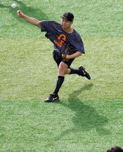 外野でキャッチボールをする巨人山崎(撮影･たえ見朱実)