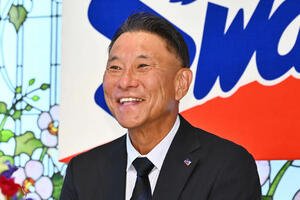 就任会見で笑顔のヤクルト池山新監督(撮影･滝沢徹郎)