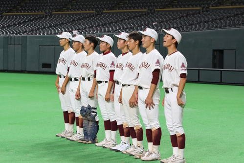 1年生8人で公式練習に臨んだ苫小牧東の選手ら(撮影･保坂果那)