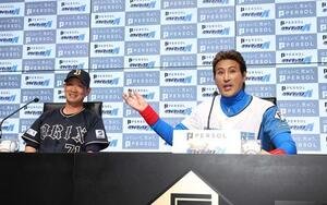 ｢2025　パーソルクライマックスシーリズ　パ｣ファーストステージ前日記者会見で話すオリックス岸田監督(左)と日本ハム新庄監督(撮影･黒川智章)