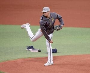 マウンドの感触を確かめるオリックス山下(撮影･黒川智章)
