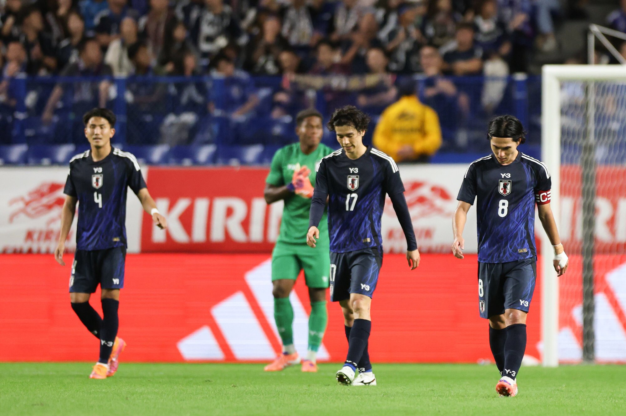 後半、追加点を奪われた日本代表の選手たち=内田光撮影