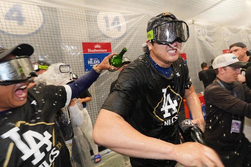 ドジャース－フィリーズ　リーグ優勝決定シリーズ進出を決め、祝勝会で盛り上がるドジャース大谷翔平(右)とロバーツ監督(AP)