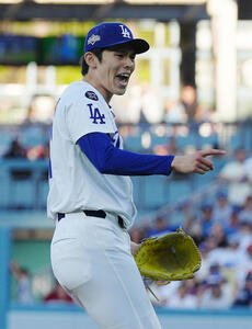 地区シリーズ･ドジャース対フィリーズ　8回に登板し、投球の合間に叫ぶドジャース佐々木(撮影･菅敏)