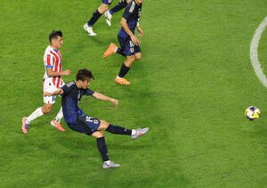 日本対パラグアイ　前半、小川は同点ゴールを決める(撮影･上田博志)