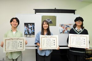 ｢高校野球写真コンテスト｣で金賞に選ばれた小倉美月さん(中央)、銀賞の宮野響さん(左)、銅賞の石黒羽桜さん=2025年10月10日午後4時48分、名古屋市中区、岩尾真宏撮影