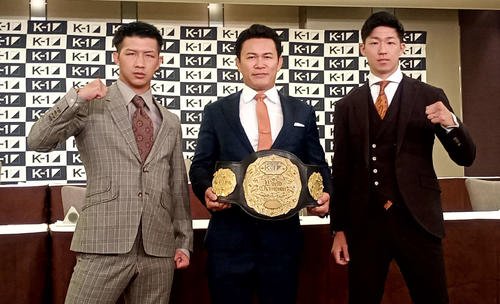 スーパーライト級のベルトをかけて戦う朝久泰央(左)と稲垣柊(右)中央は須藤元気プロデューサー