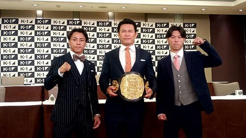 K－1ワールドGPバンタム級のベルトをかけて戦う石井一成(左)と黒川瑛斗(右)、中央は須藤元気プロデューサー