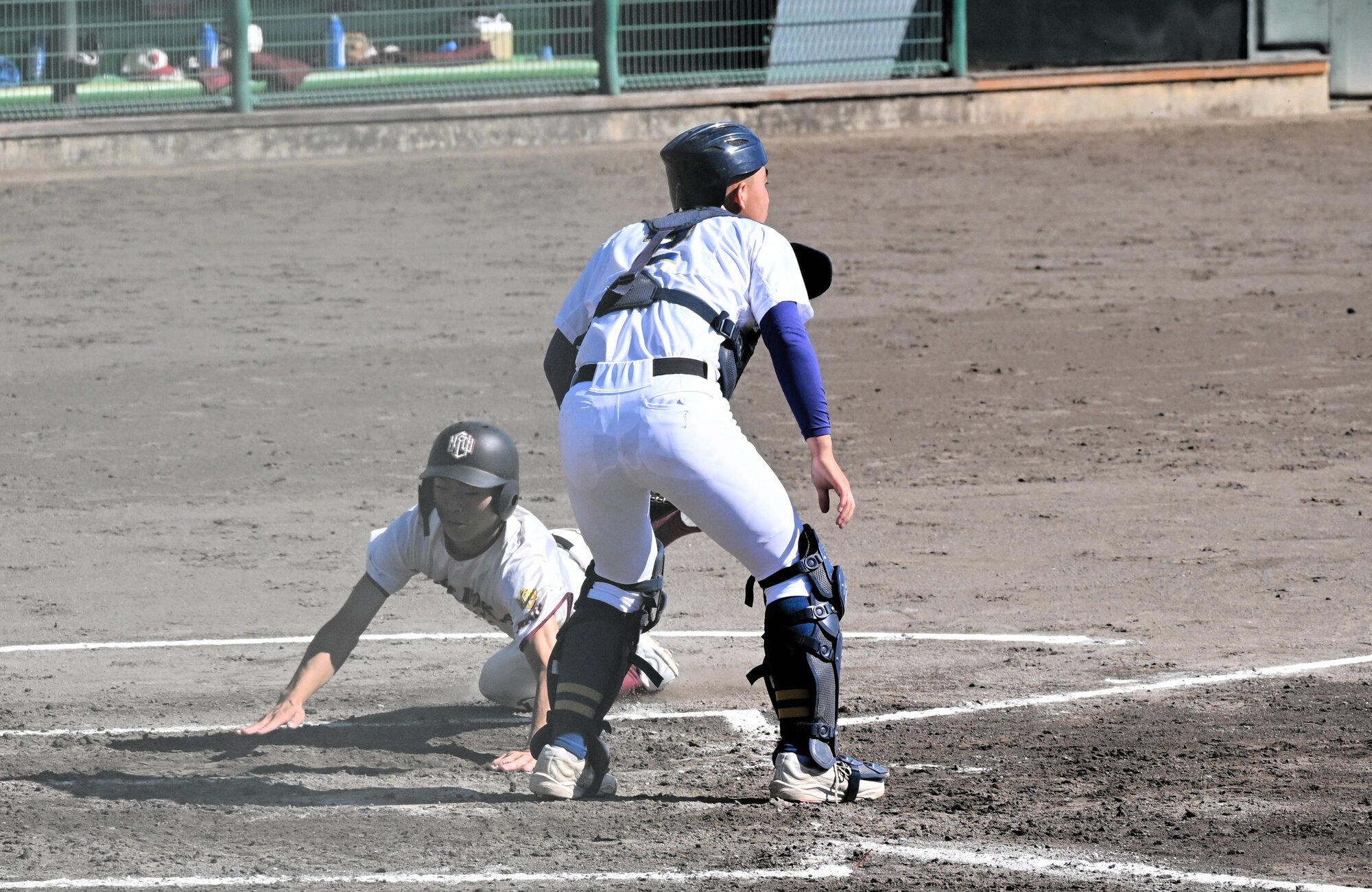 三回、盛岡中央の高橋奏音選手が生還し先制=2025年10月10日、花巻球場、長野剛撮影