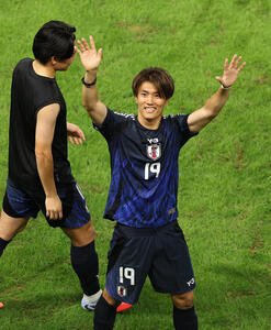 キリンチャレンジカップ2025　日本対パラグアイ　サポーターに笑顔で手を振る小川(撮影･上田博志)