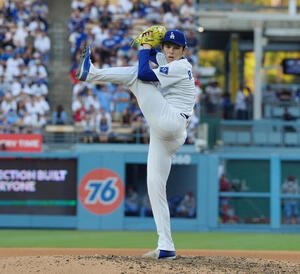 地区シリーズ･ドジャース対フィリーズ　8回に登板し、3回を投げて無安打無失点に抑えたドジャース佐々木(撮影･菅敏)