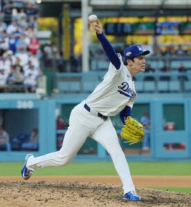 地区シリーズ･ドジャース対フィリーズ　8回に登板し、3回を投げて無安打無失点に抑えたドジャース佐々木(撮影･菅敏)
