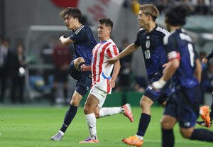 日本対パラグアイ　前半、右足を振り抜きゴールを決める小川(左)(撮影･前田充)