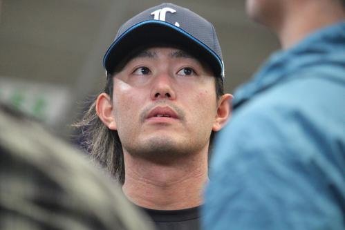 練習を終え報道対応する西武今井(撮影･金子真仁)