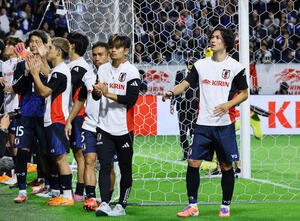 日本対パラグアイ　サポーターにあいさつする右から南野、久保、長友ら(撮影･藤尾明華)